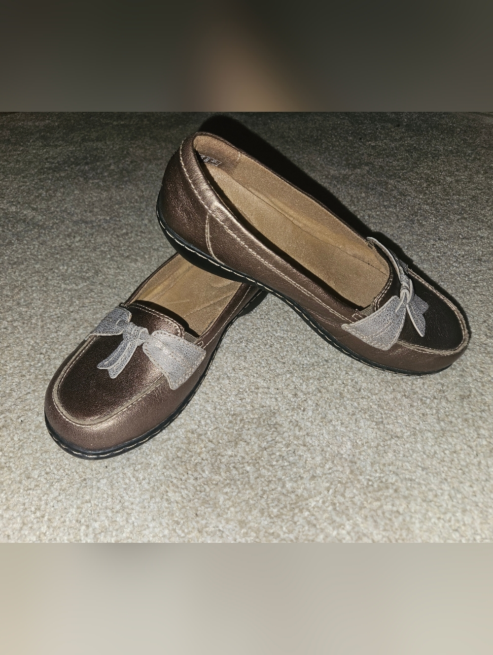 SOLD**Clarks Bronze Ashland Bubble Leather Loafers with Silver Bow - Picture 3 of 10